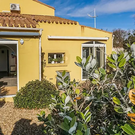 3 Bedroom Awesome In Holiday home *